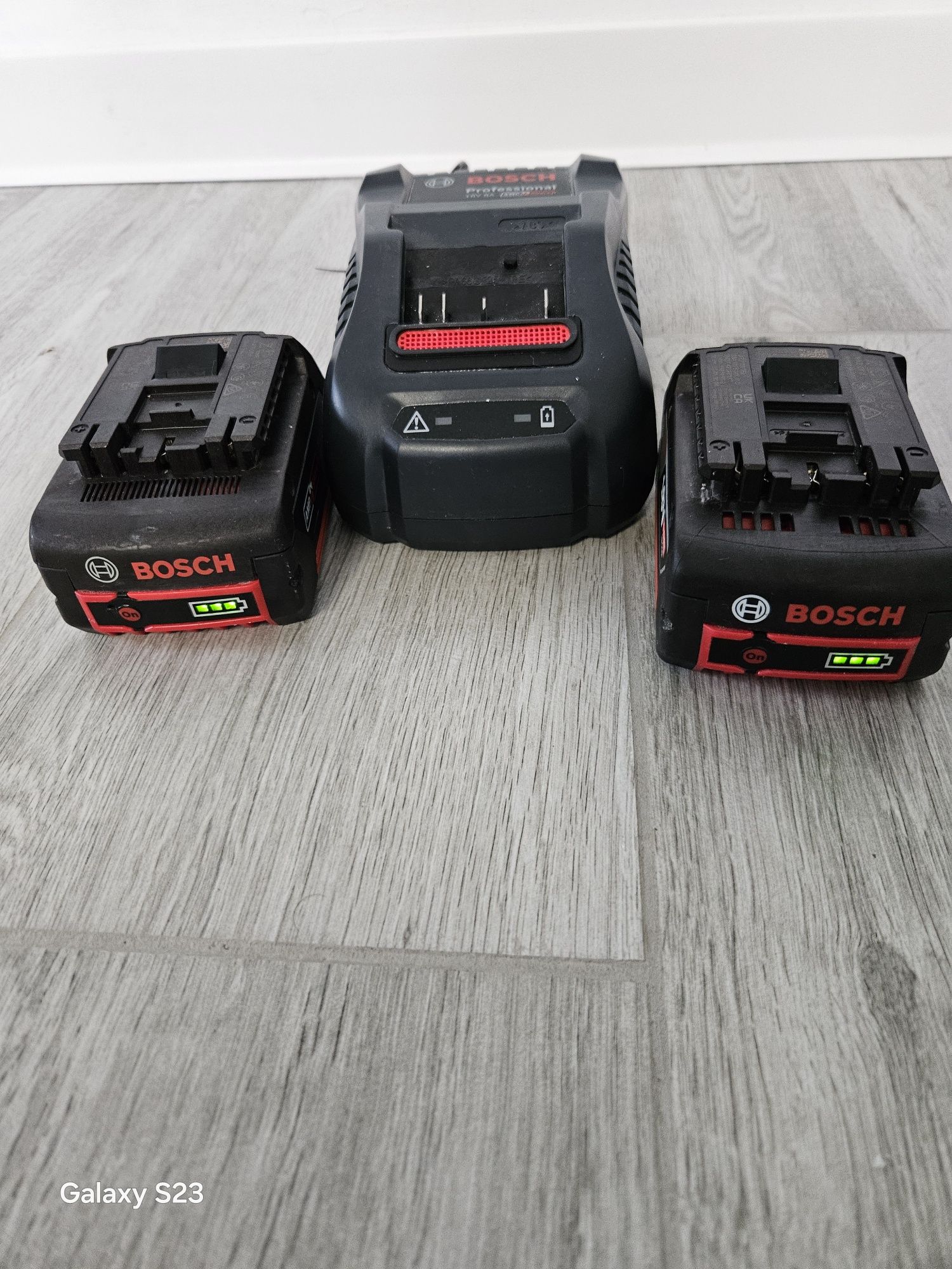 Ładowarka Bosch Professional 18 V Plus dwie baterie 5 ah