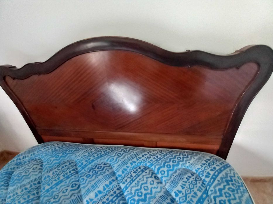 Cama de casal antiga