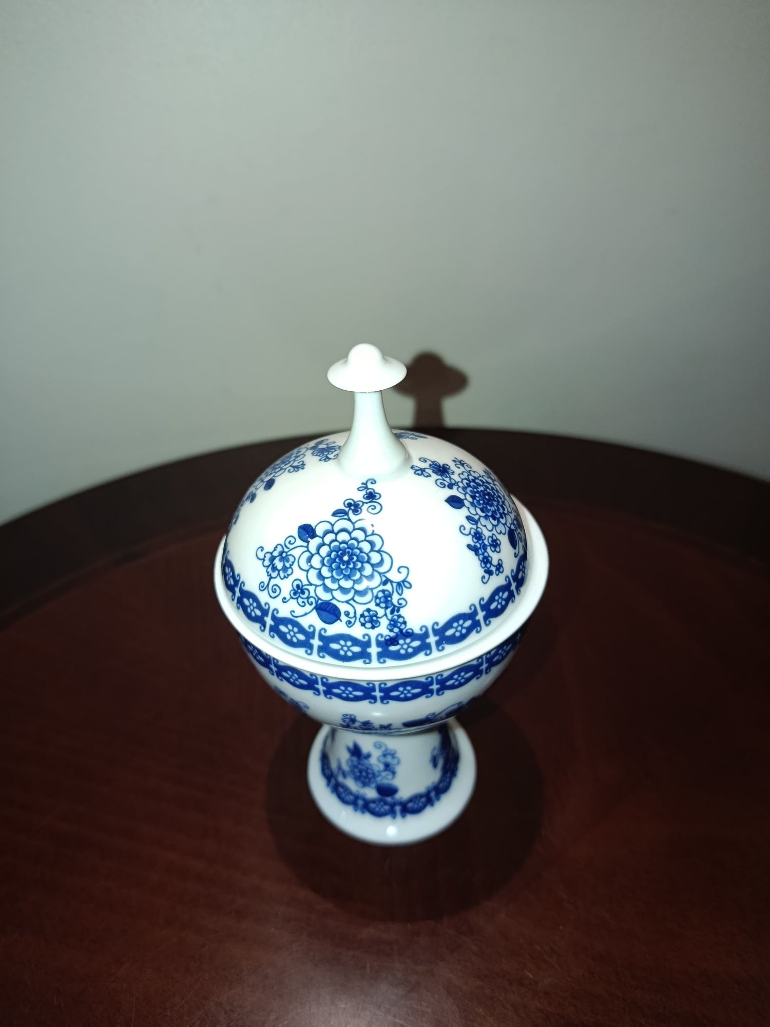 Śliczna stara amforka porcelana
