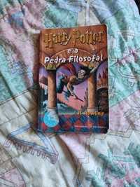 Livro "Harry Potter e a Pedra Filosofal" de J.K. Rowling