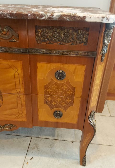 Komoda antyczna z marmurowym blatem – intarsje, mosiężne zdobienia

Sp