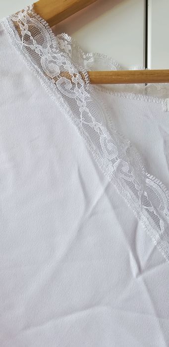 Nowa cieniutka bluzka z koronką z dekoltem V, Atelier Edith, rozm S