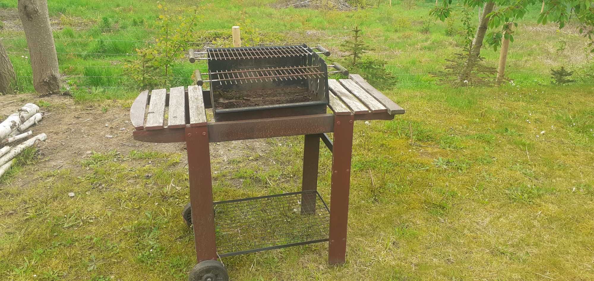 Grill węglowy. Mocna metalowa konstrukcja.