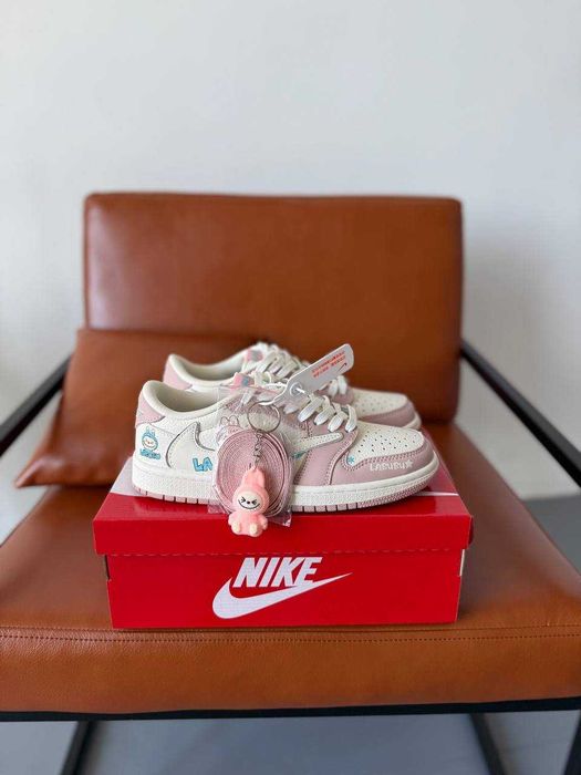 Жіночі кросівки Nike Air Jordan Travis x Labubu білий з рожевим 1082