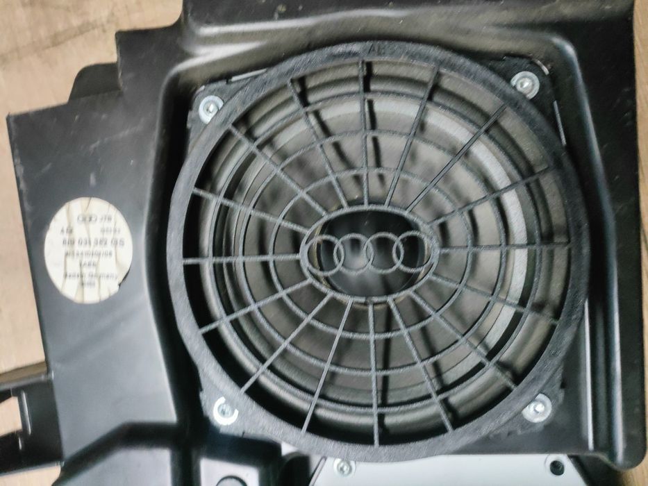 Audi A4 B6 subwoofer kombi wmacniacz