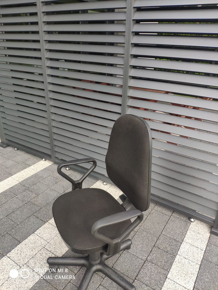 Krzesło obrotowe z amortyzatorem