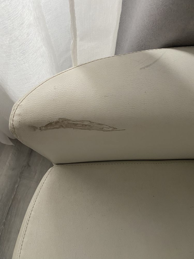 Cadeirao em napa branco