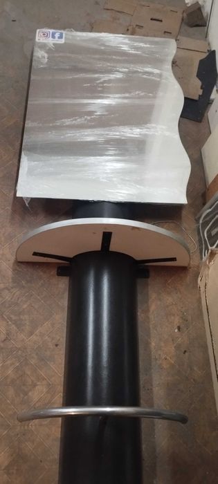 Дзеркала,стійка,робоче місце перукаря