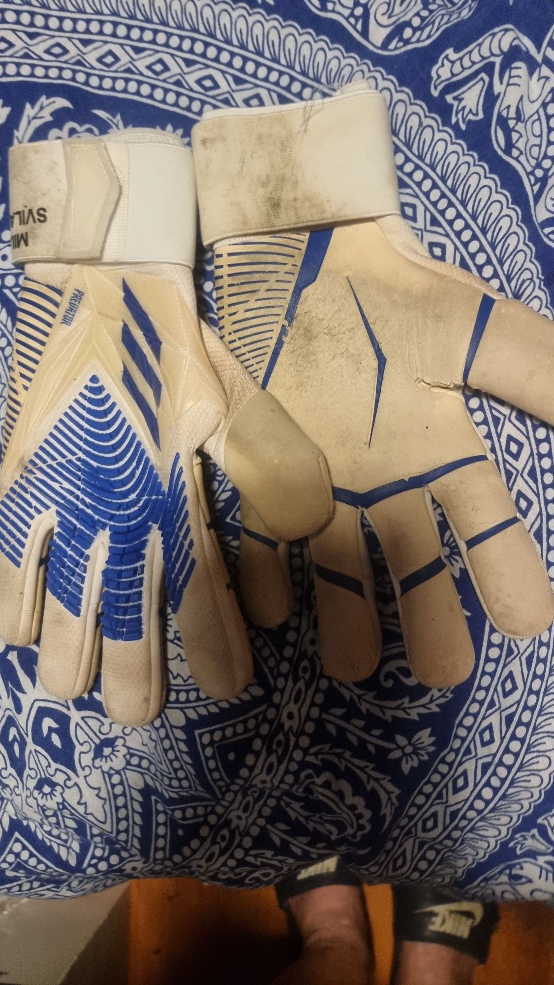 Luvas de jogo do guarda redes  do benfica  svilar.