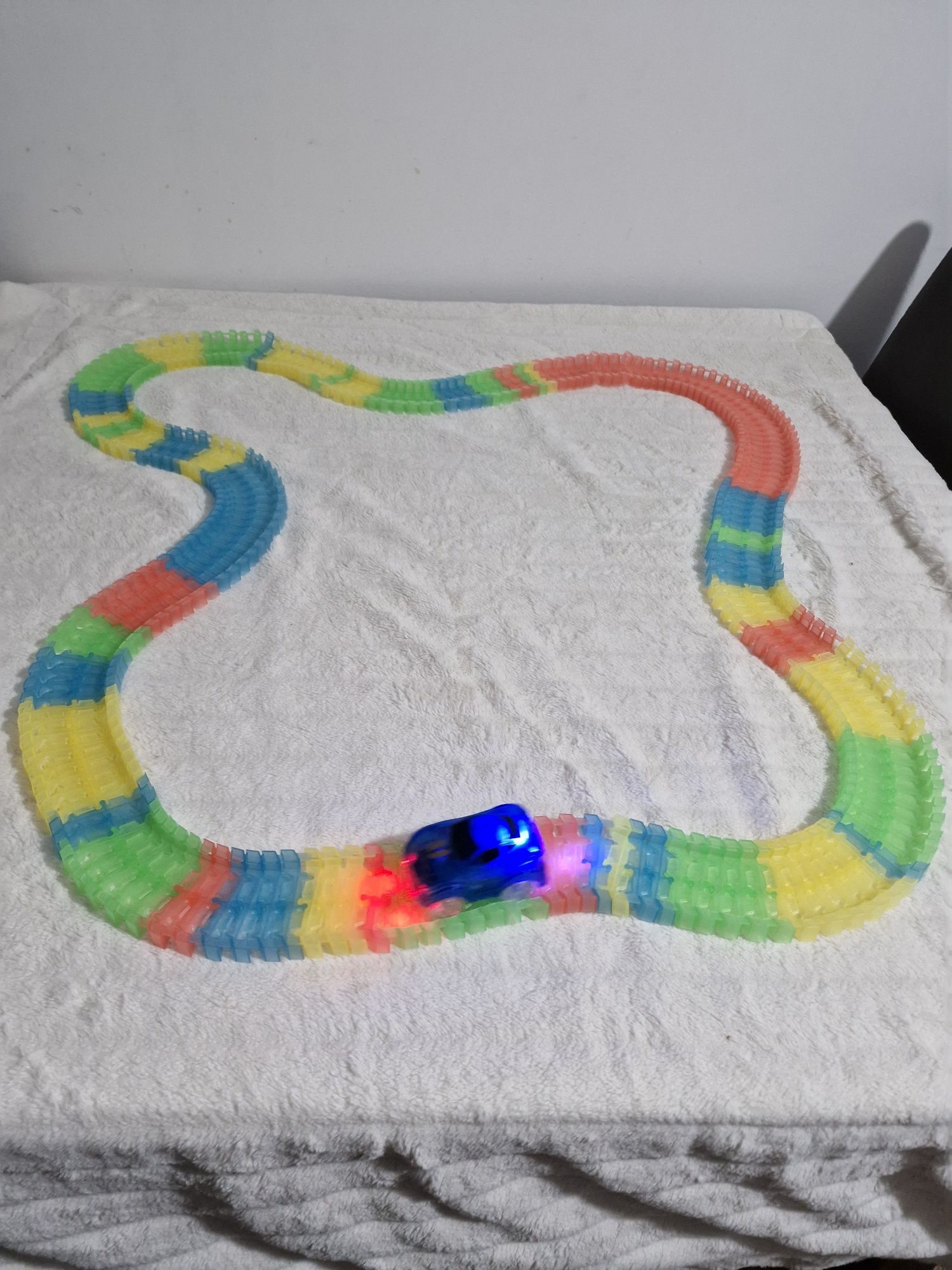 Pista Magic Tracks com 220 peças