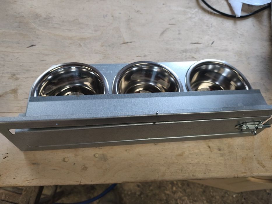 Comedouros giratórios 3 taças de 13 cm cada e porta poleiros