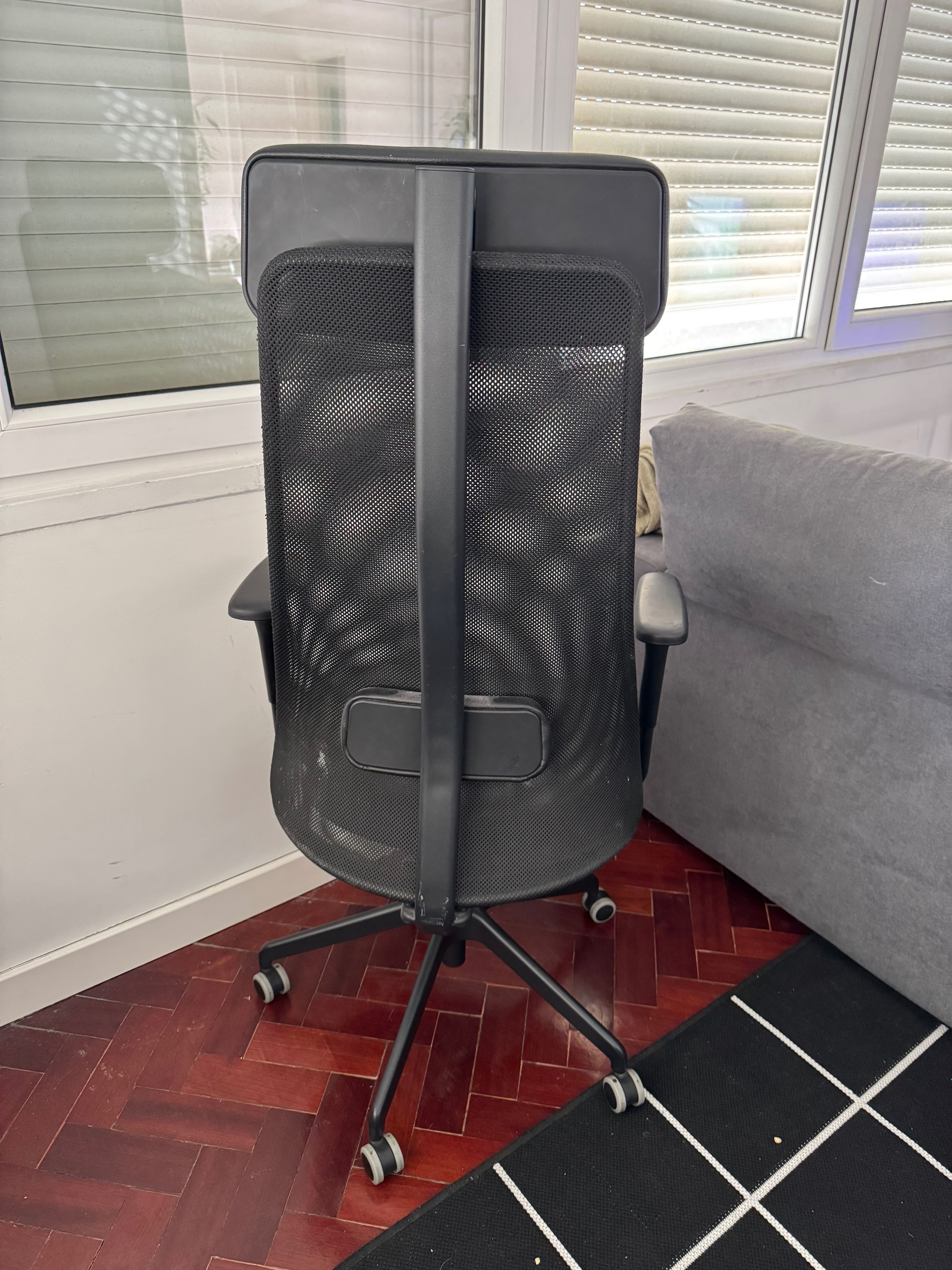 Cadeira de Escritório IKEA JÄRVFJÄLLET – preta, ergonómica e ajustável
