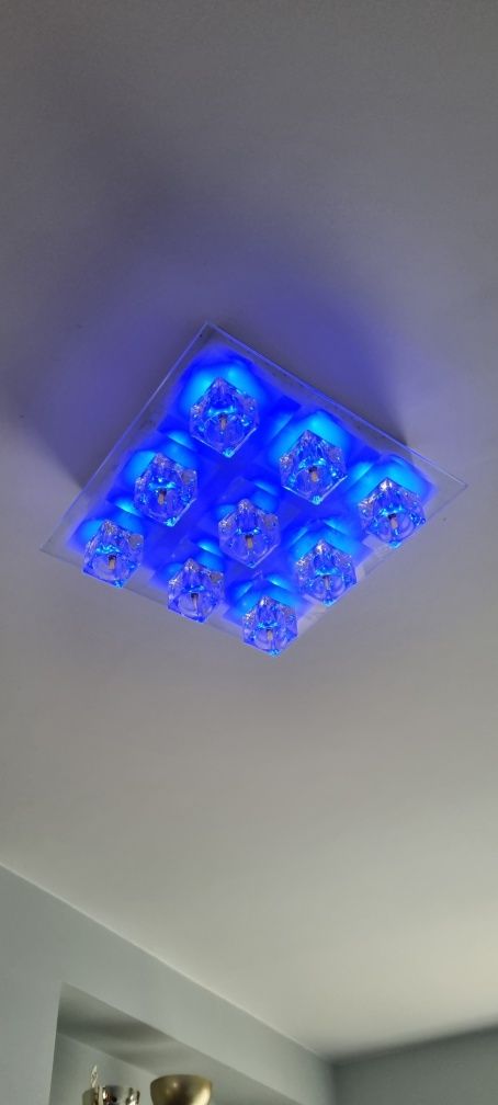 Lampa LED RGB zmienia kolory