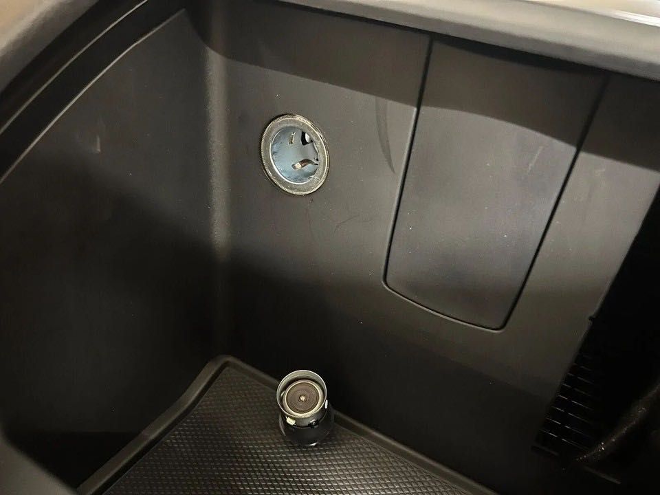 Schowek dolny Mercedes klasa V W447 tunel środkowy 12 V