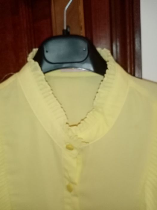 Blusa amarela com folhos
