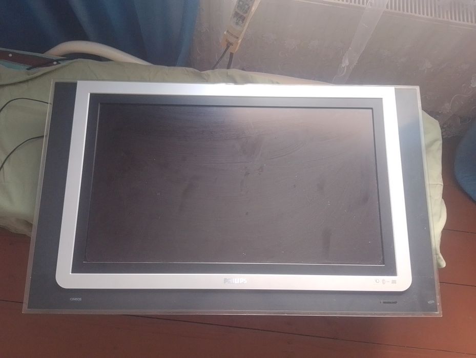 Величезний телевізор, домашній кінотеатр Philips