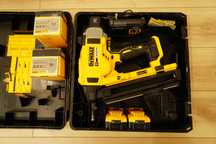 Gwoździarka do betonu Dewalt DCN890P2 pistolet