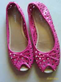 Sapatos rosa de criança de verão