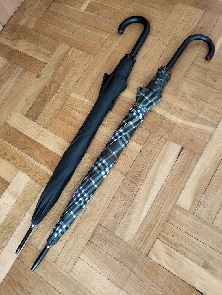 Dwa duże parasole, parasolki laski