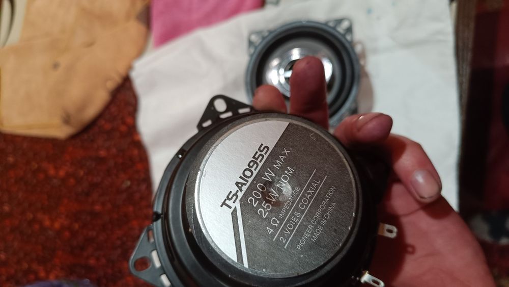 Дінаміки в авто майже нові