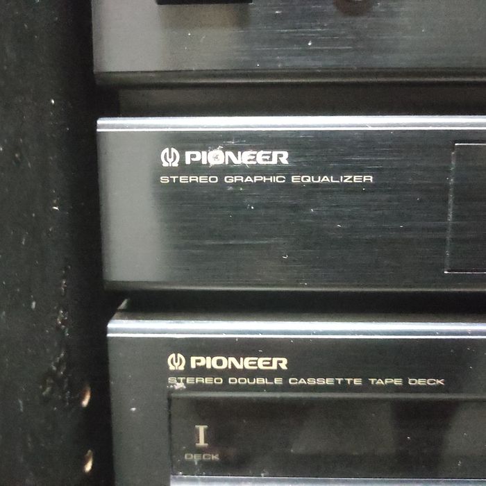 Aparelhagem Pioneer com colunas e móvel