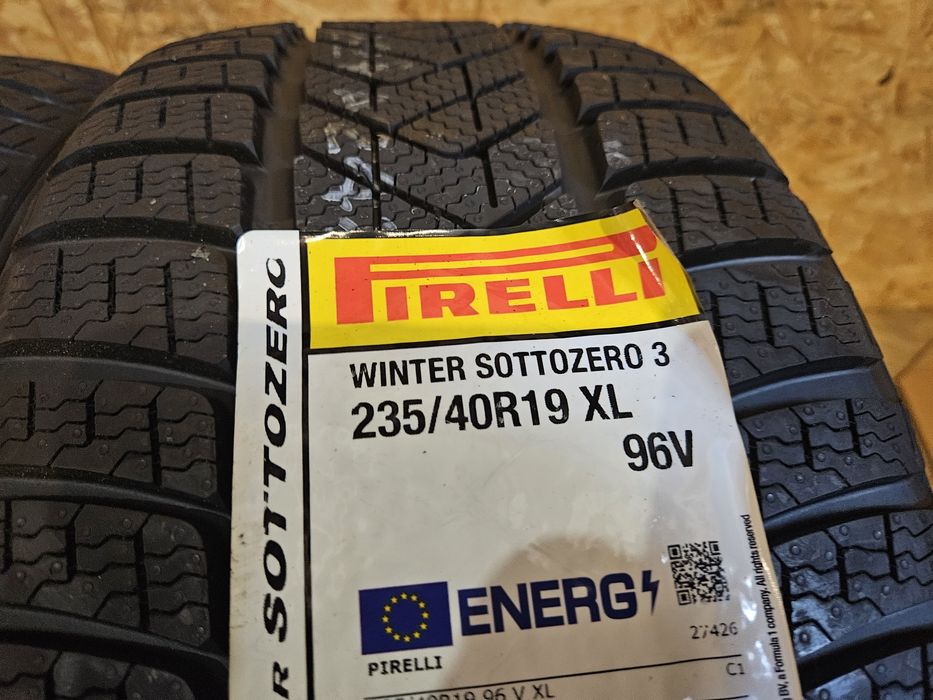 Opony zimowe 235/40/19 pirellli sottozero 3 2szt