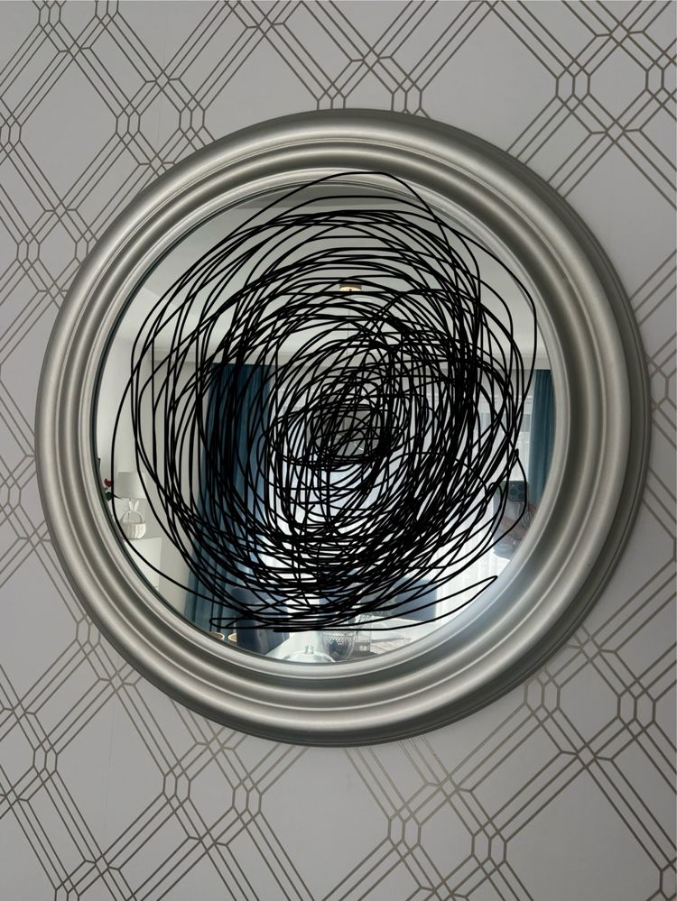 Okragle lustro w srebrnej ramie