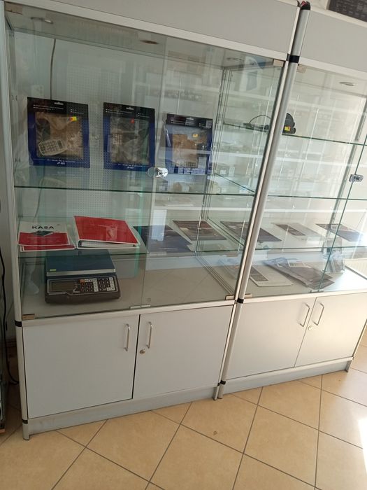 Sprzedam dwie gabloty (materiał szkło-płyta) z oświetleniem zamykane