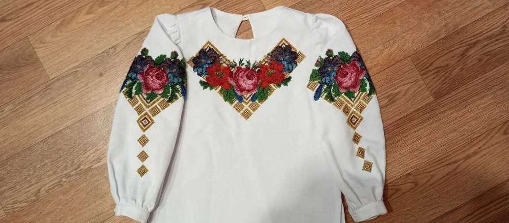 Вишиванка для дівчинки, ручна вишивка бісером