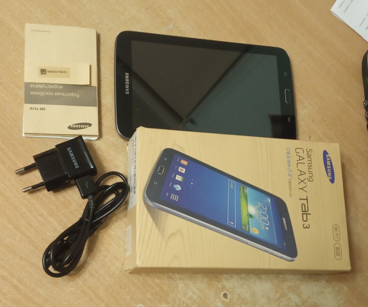 Samsung Galaxy Tab 3 SM-T210 + нов.чехол + наушники оригинал