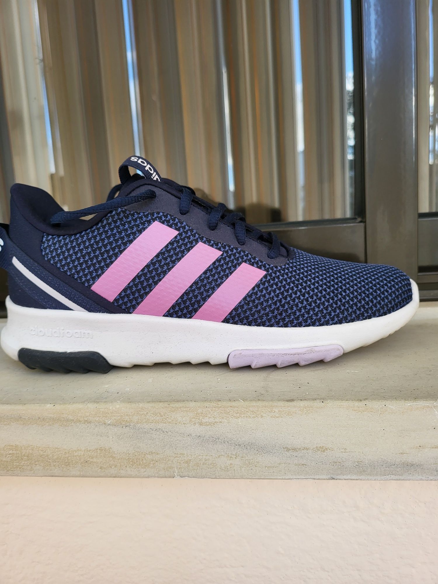 Ténis marca Adidas - 38 5