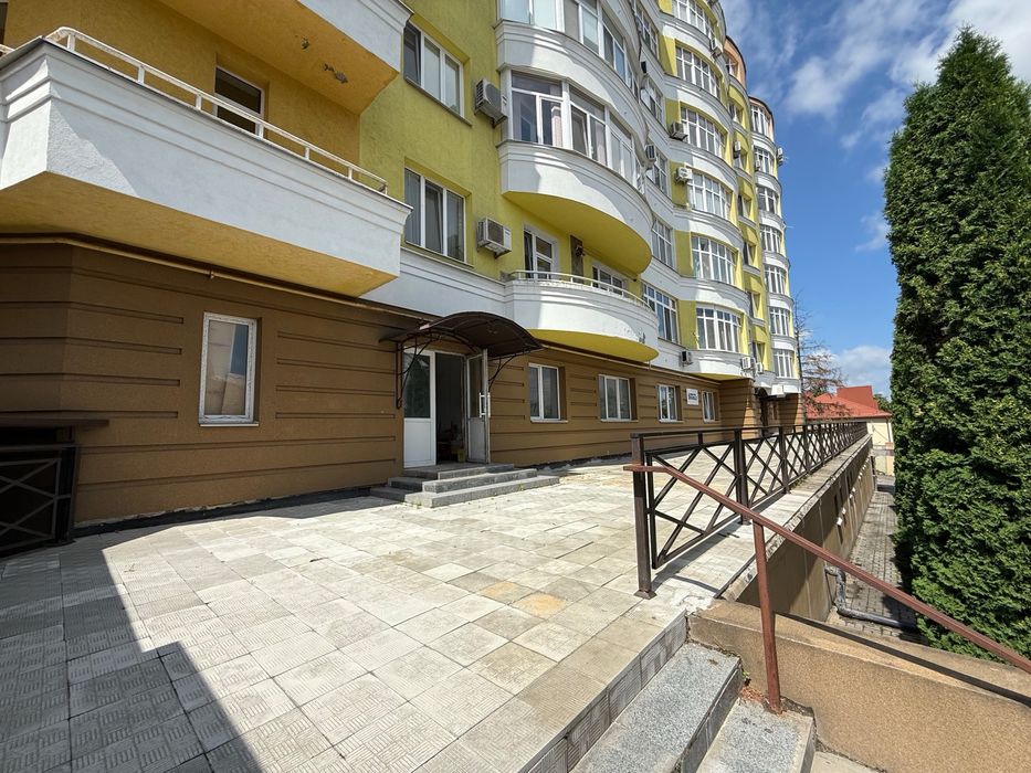 Продам комерційне приміщення в це нтрі міста