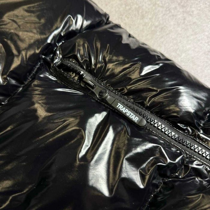 Супер тренд! Глянцева жилетка Trapstar, є розміри. Топ якість. Є опт !