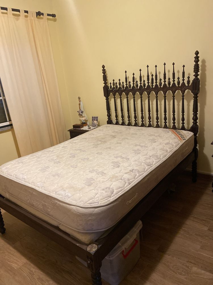 mobilia antiga cama e mesa cabeceira armario