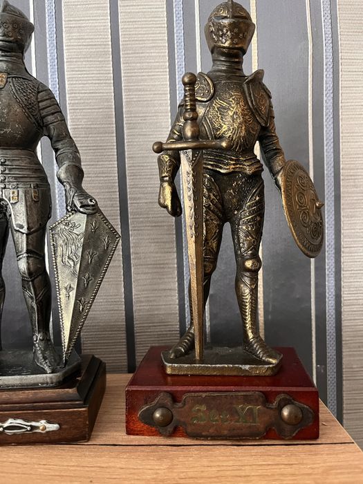 Лицарі в обладунках металеві