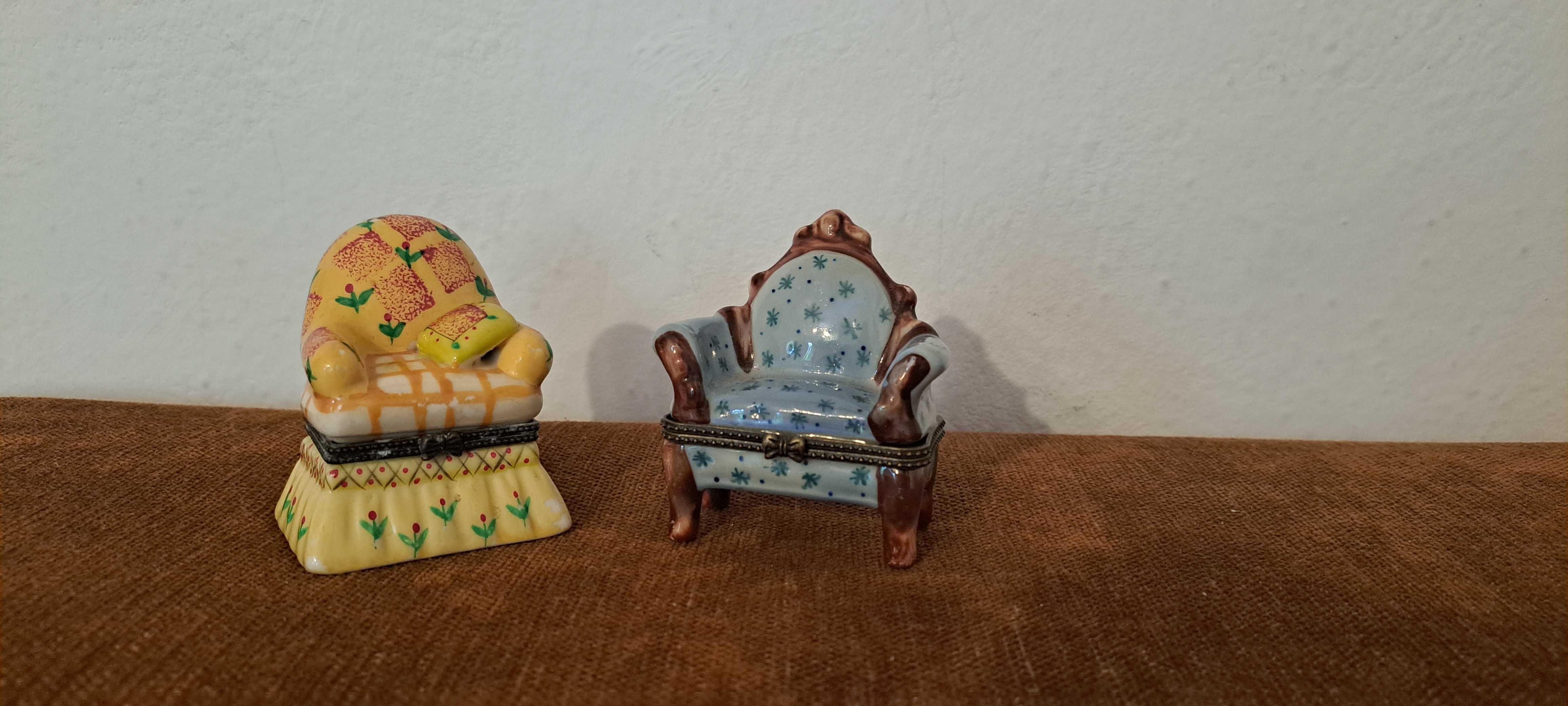 dwa porcelanowe foteliki puzderka