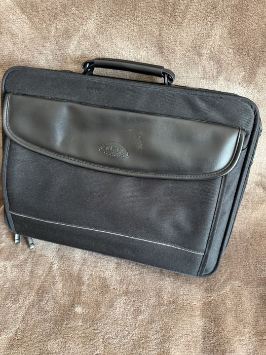 Czarna torba etui na laptopa