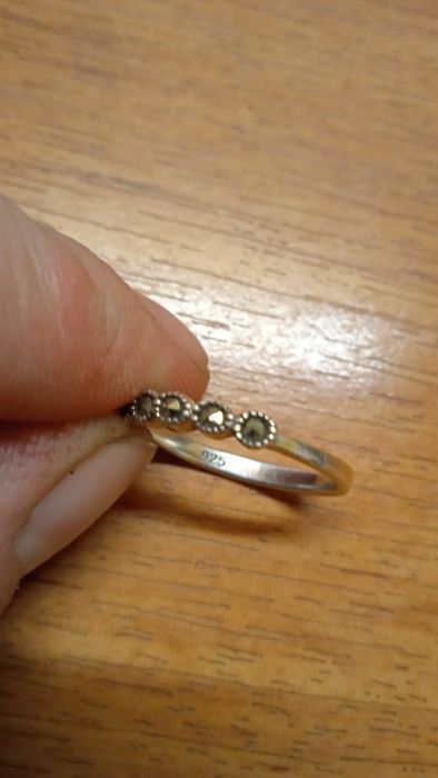 Śliczny pierścionek srebrny APART.