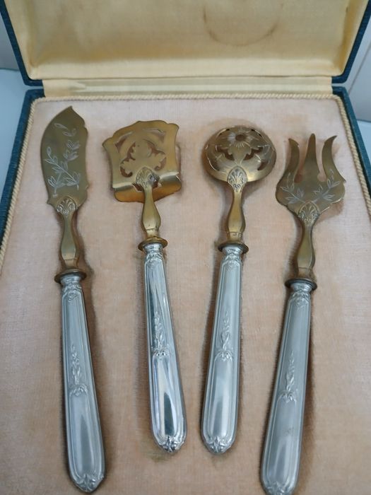 Antigo conjunto de talheres em prata