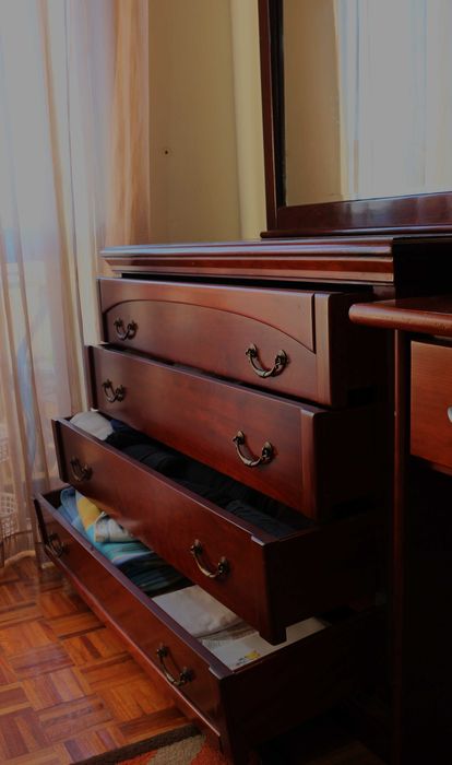 Cômoda Impecável com espelho grande