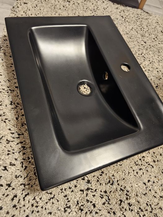Czarna ceramiczna umywalka o wymiarach 61,5/46,5 cm
