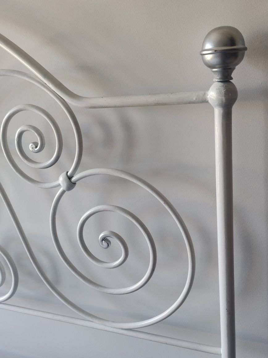 Cama de solteiro Vintage em ferro branco