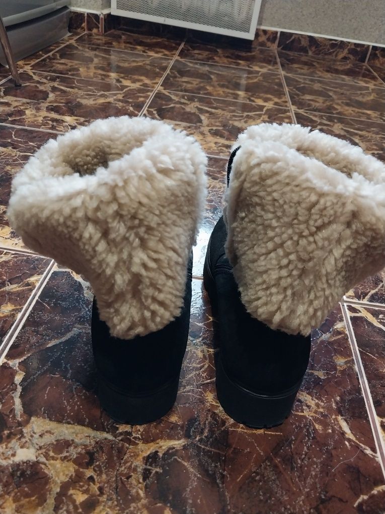Зимові черевики (розмір 38) нові
