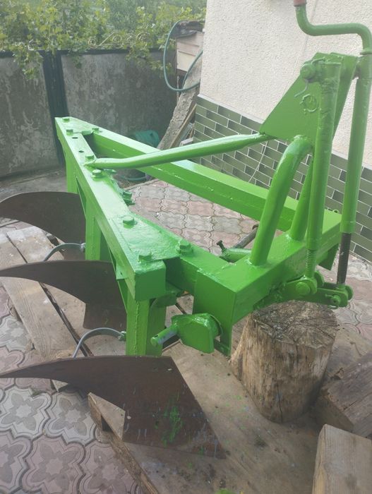 Продам плуг трьох корпусний