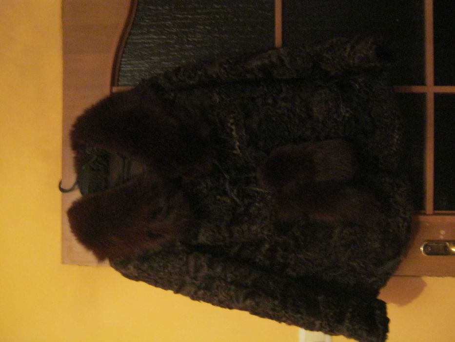 Urocze futerko  z karakułów z kołnierzem z lisa