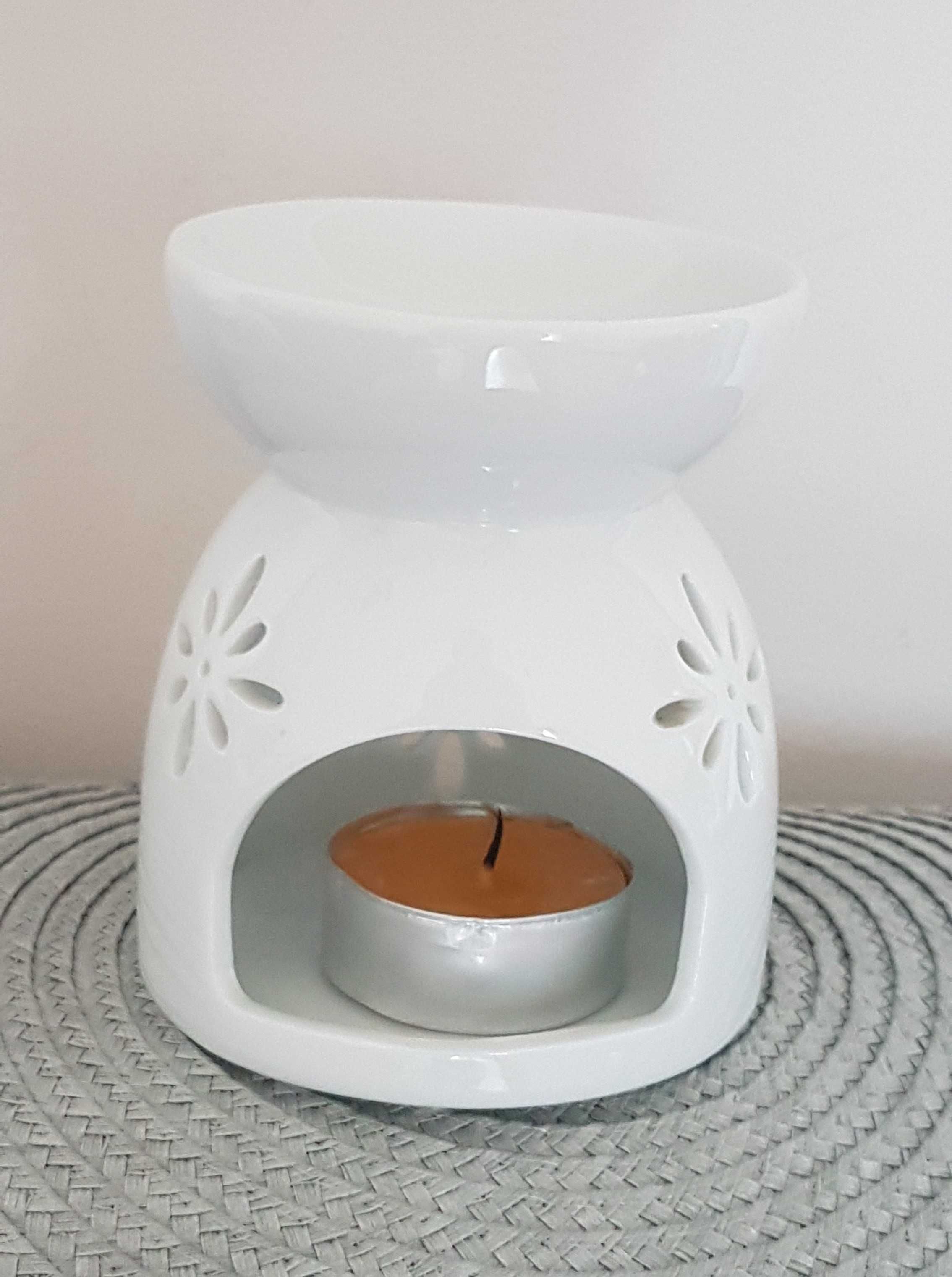 Ceramiczny kominek na olejek zapachowy.