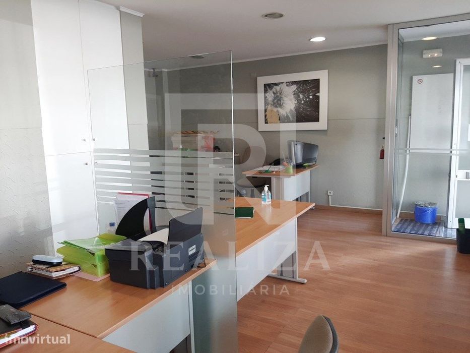 Loja com 2 pisos em Amora - Seixal