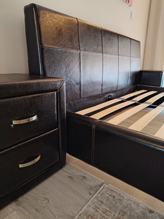 Cama casal 160x200 em pele + 2 mesinhas cabeceira