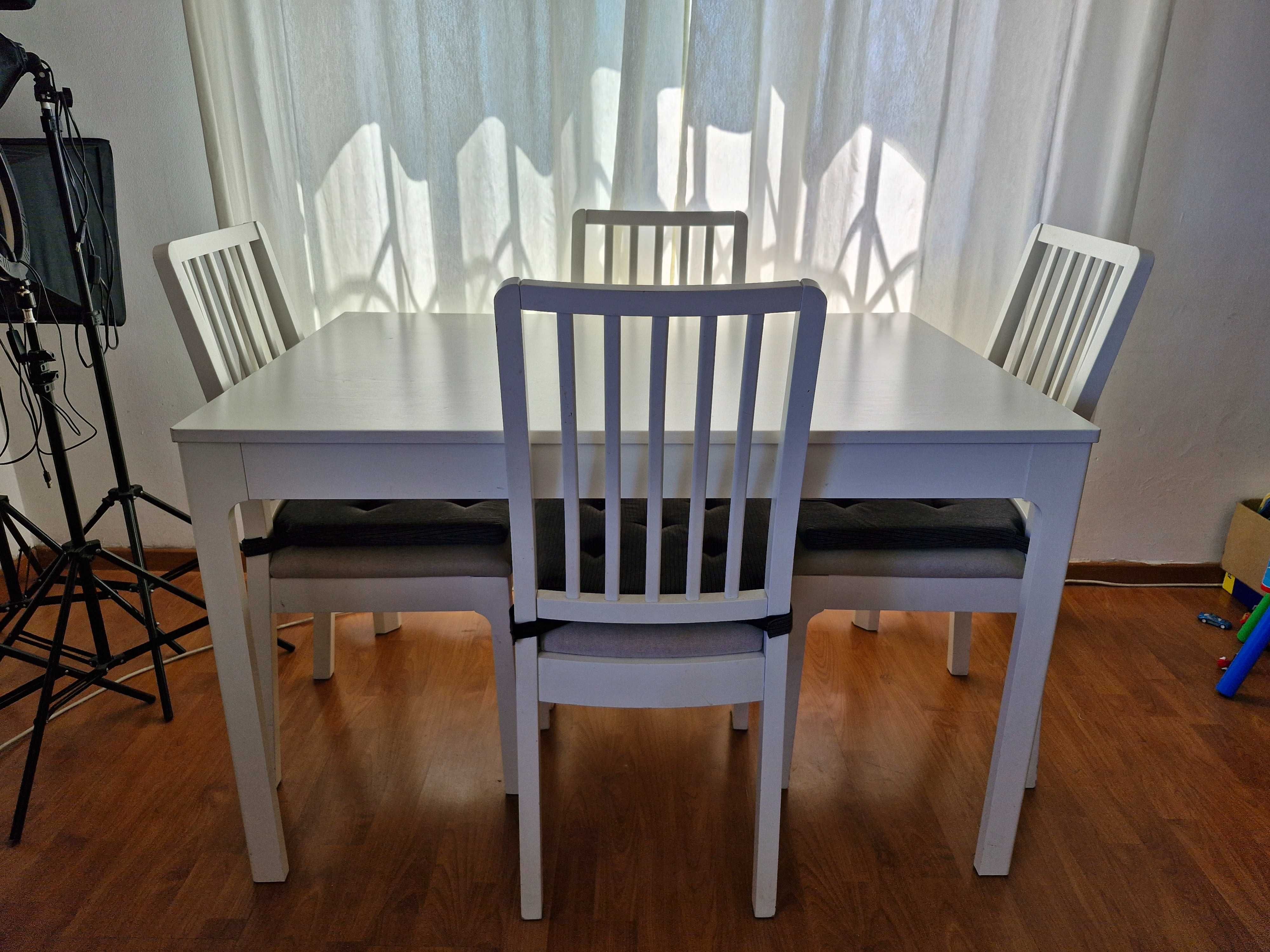 Mesa extensível com 6 cadeiras