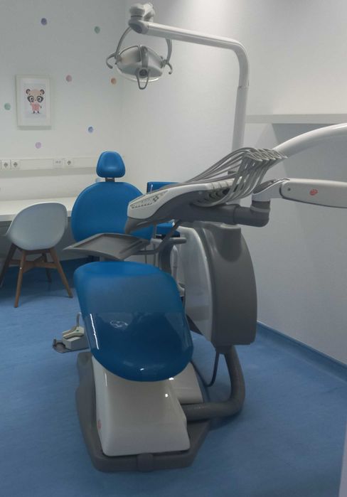 Aluga-se sala com cadeira de dentista Areeiro